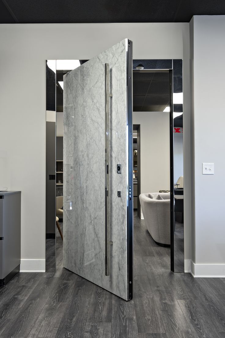 Grand Pivot Doors