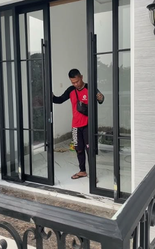sliding door frame visibility